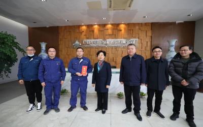 景德镇市委副书记、市长胡雪梅莅临长虹华意慰问市劳模代表何四发