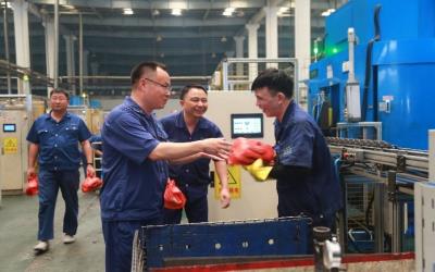 长虹华意开展“盛夏送清凉”关爱活动