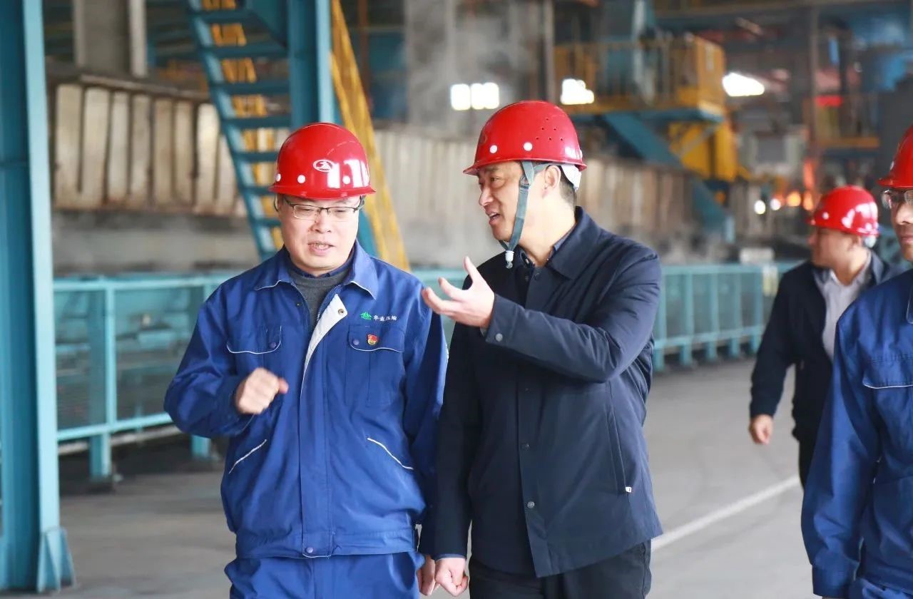 长虹控股集团党委副书记衡国钰莅临长虹华意指导调研